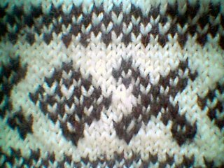 Helman ja hihansuiden mallineule 1